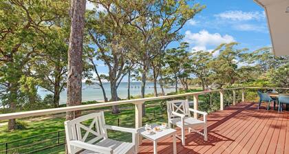 Tradewinds – extensive deck over the water