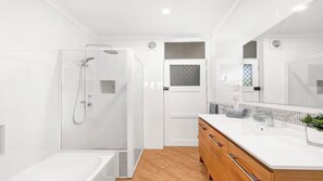 Bathtub, hair dryer, towels - Tradewinds – extensive deck over the water (Callala Bay)