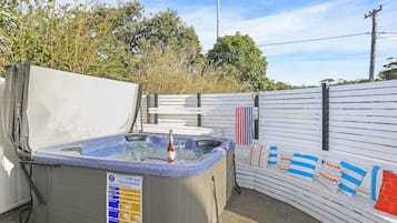Bañera de hidromasaje al aire libre