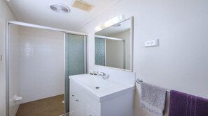 Bathtub, hair dryer, towels - Kendalls Beach Escape (Kiama)