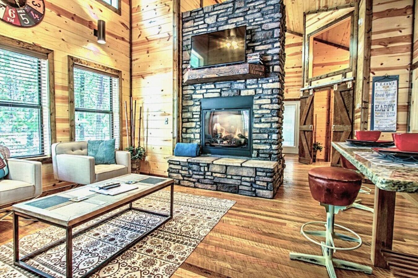 Televisie, een open haard, een kantoor en een printer