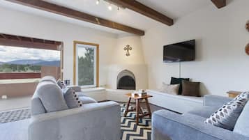 Smart TV, chimenea, reproductor de DVD y libros