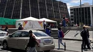 Um edifício alto e moderno com fachada de vidro e um design angular característico.