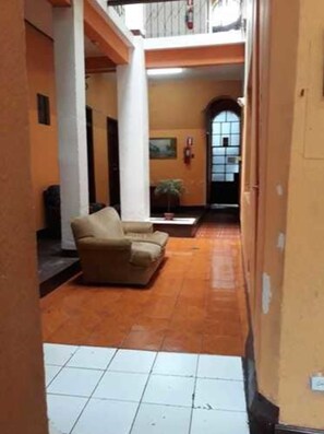 Lobby sitting area - Hostal Castel WL (Quito)