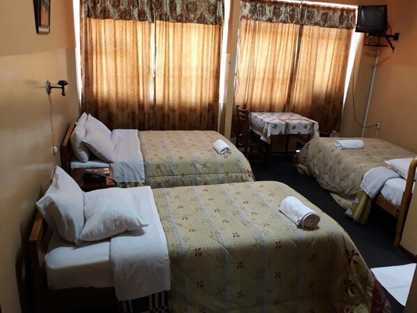 In-room safe, desk, free WiFi, wheelchair access - Hostal Castel WL (Quito)