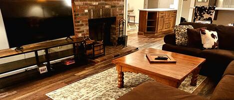 Téléviseur connecté, foyer, jeux vidéo, lecteur de DVD