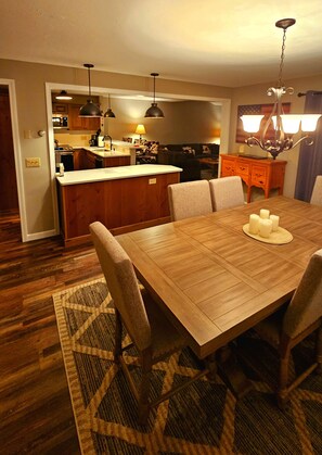 Dining - Mount Snow Mountain Views - Spacious and Clean 4 Bedrooms 3 Baths Condo  (West Dover)