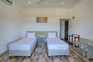 Desk, blackout curtains, soundproofing, free WiFi - Shamaz Galle (Galle)