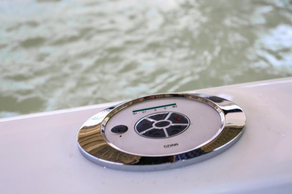 Un objet métallique, de forme circulaire, muni d’un indicateur et d’un bouton, qui semble être un élément du système de commande d’un bateau.