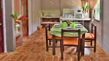 Kabin Deluks, Beberapa Tempat Tidur, Bebas Asap Rokok | Dapur kecil pribadi | Lemari es, microwave, kompor, dan peralatan masak/sendok-piring