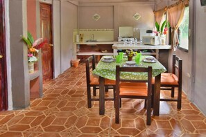 Stuga Deluxe - flera sängar - icke-rökare | Eget pentry | Kylskåp, mikrovågsugn, spishäll och grytor/köksredskap