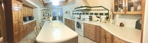 Cafeteira/chaleira, geladeira, micro-ondas, cooktop