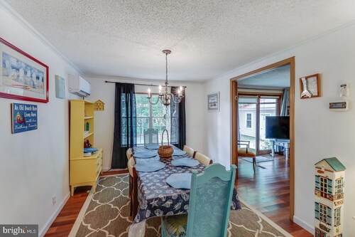 Bethany's Hidden Treasure and Hide Away 4Br that Sleeps 12 w/Game Room in Garage