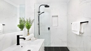 Bathtub, hair dryer, towels - Ravello – Stay 3, Pay 2! (Callala Bay)