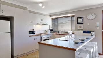 Frigorifero, microonde, forno, piano cottura