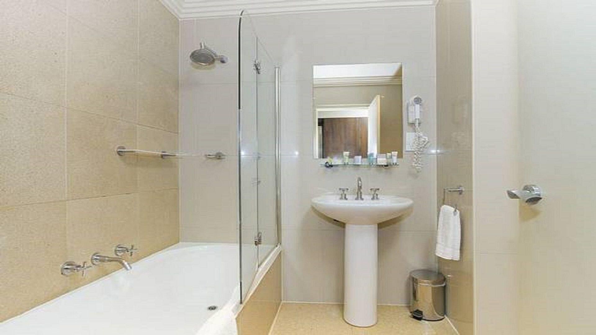 Bañera, secador de pelo, toallas