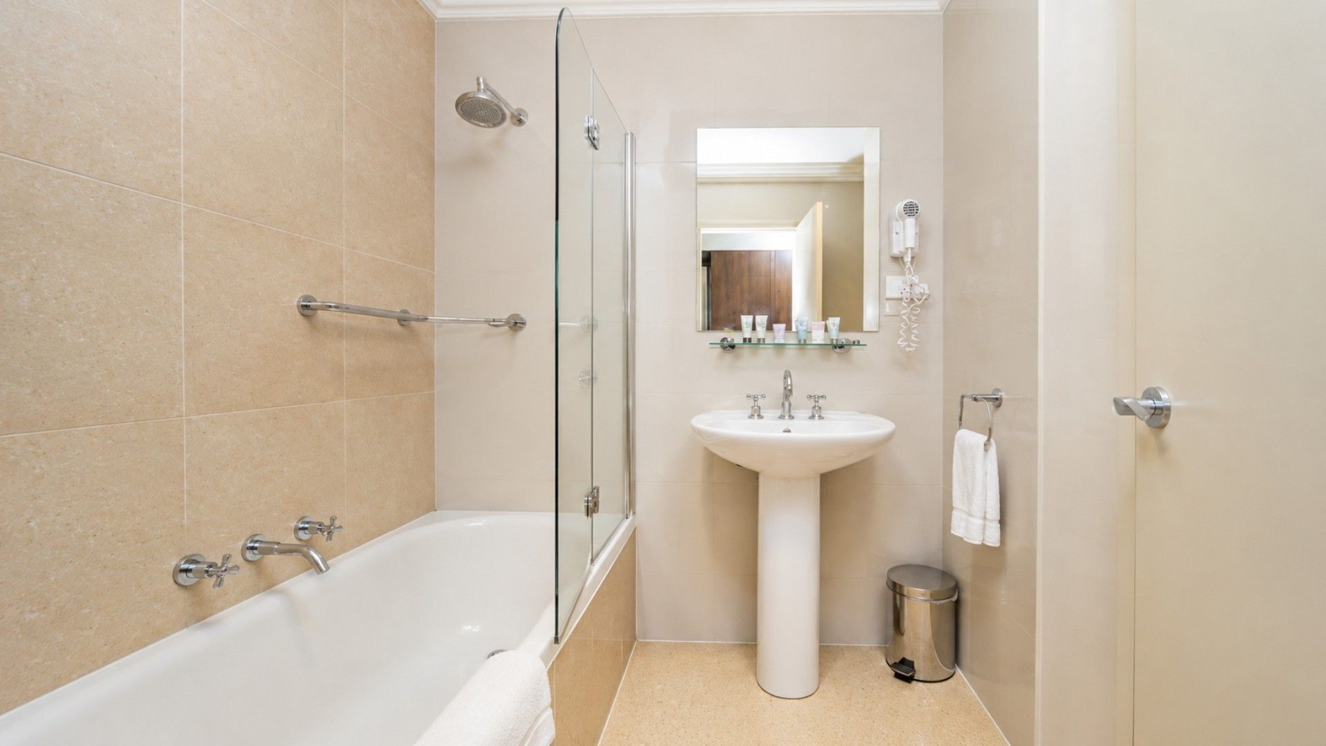 Badewanne, Haartrockner, Handtücher