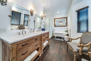 Ducha, secador de pelo, toallas y champú
