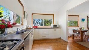 Fridge, microwave, oven, stovetop - Silvermere Cottage - a cosy family getaway (Culburra Beach)