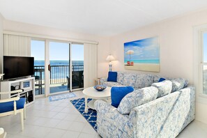 TV connectée, cheminée, livres, chaîne hi-fi