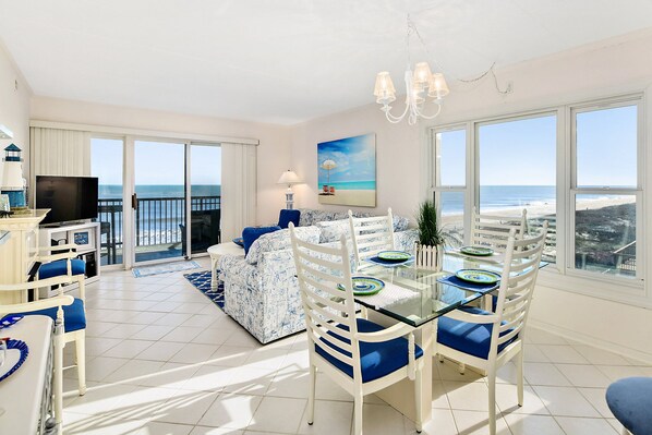 TV connectée, cheminée, livres, chaîne hi-fi