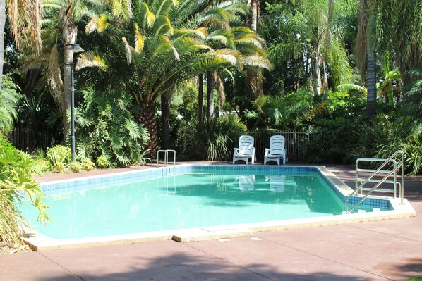 2 outdoor pools, pool loungers