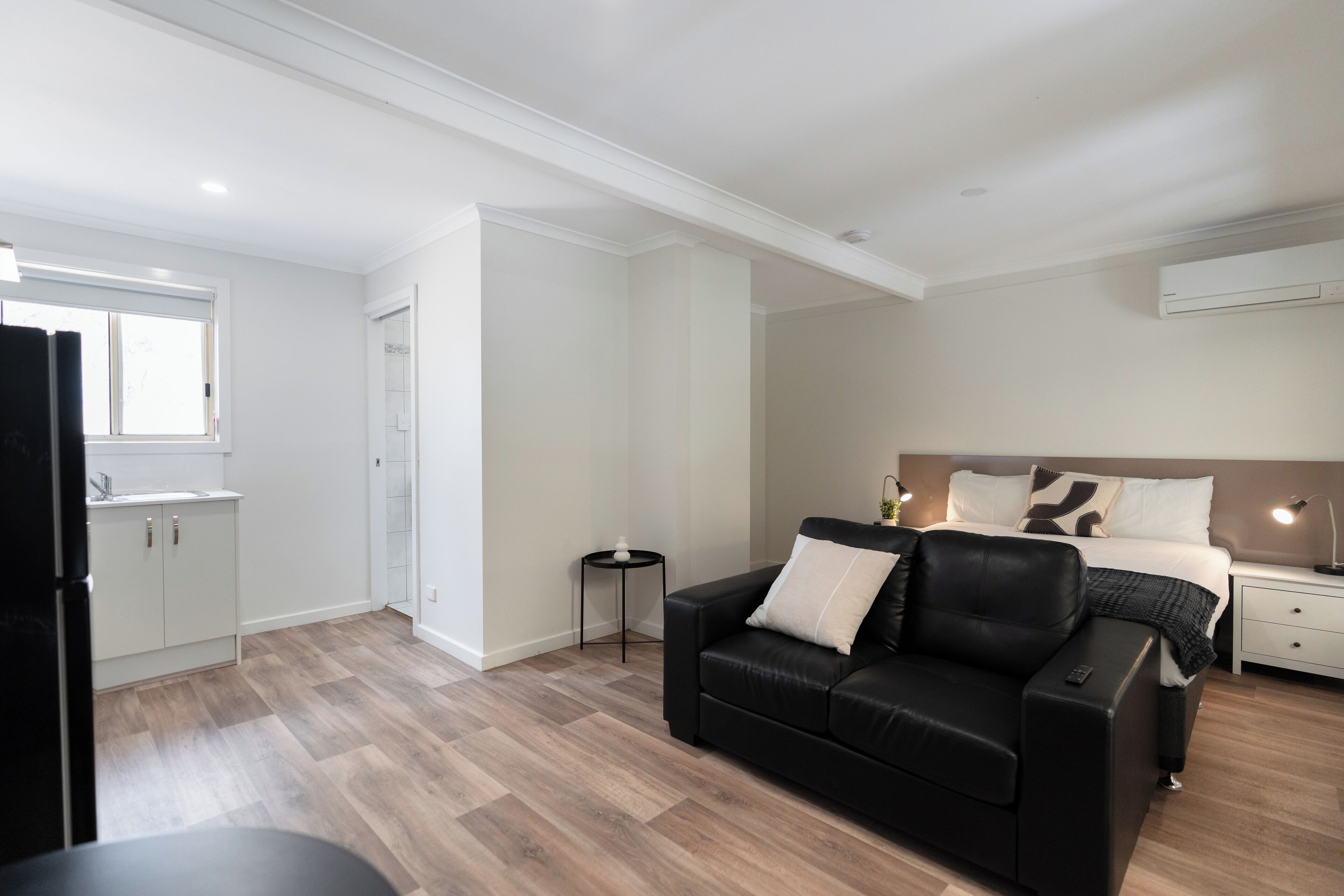 Cabana (Sleeps 2) | Área de estar | TV de tela plana