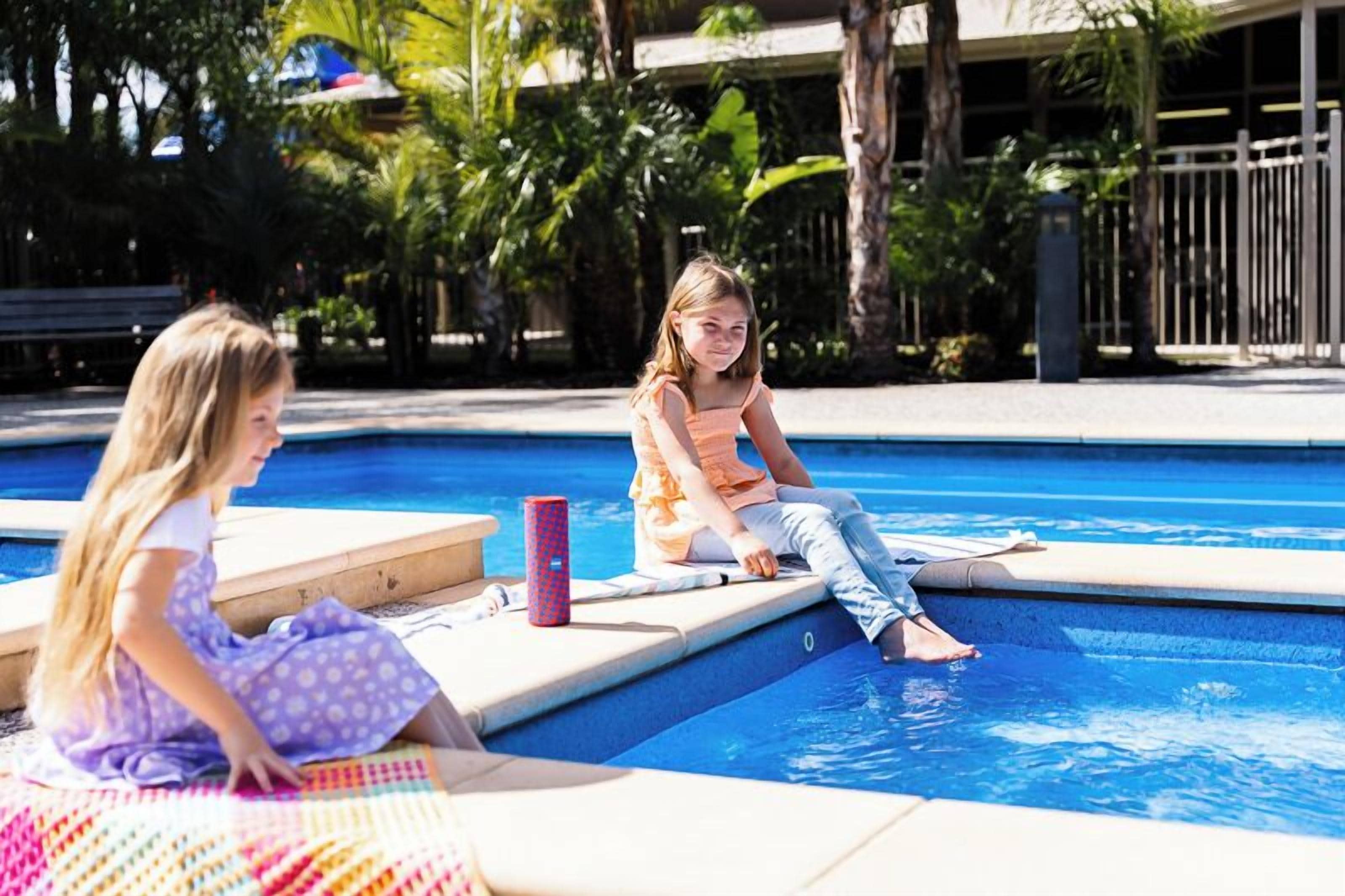 2 outdoor pools, pool loungers