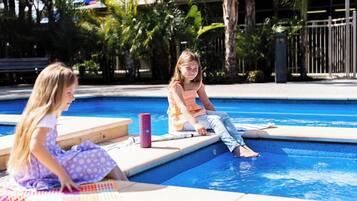 2 outdoor pools, pool loungers