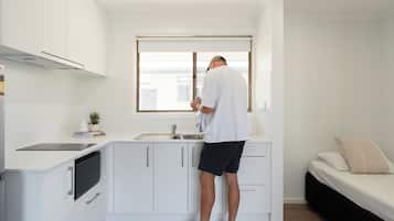 Refrigerador, microondas, placa de cocina, tetera/pava eléctrica