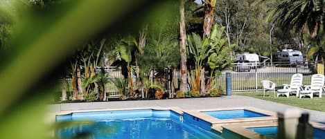 2 座室外游泳池,提供日光浴躺椅