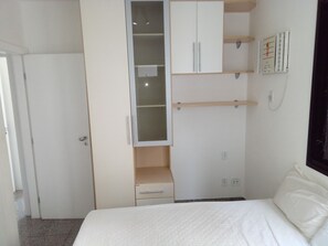 2 bedrooms, desk, iron/ironing board, free WiFi - 400 meters from Praia do Forte, 2 bedroom apartment, 1 suite, Netflix and W-FI* (cabo frio)