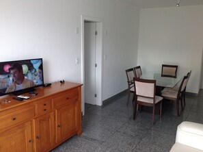 Interior - 400 meters from Praia do Forte, 2 bedroom apartment, 1 suite, Netflix and W-FI* (cabo frio)