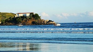 Una spiaggia nelle vicinanze
