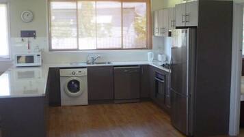 Jääkaappi, mikroaaltouuni, uuni, liesi