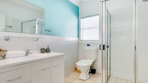 Douche, sèche-cheveux, serviettes fournies