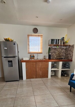 Fridge, microwave, stovetop, coffee/tea maker - Moon Moods Rooftop Apartment Curacao (Grote Berg)
