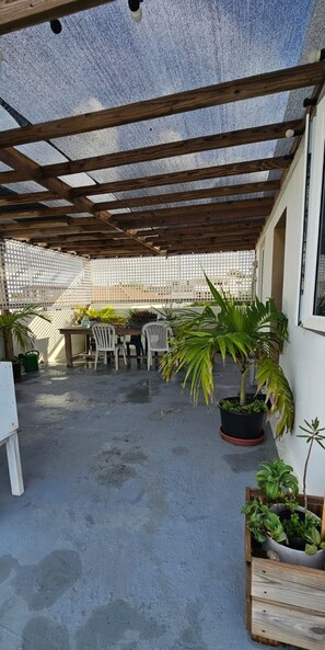 Outdoor dining - Moon Moods Rooftop Apartment Curacao (Grote Berg)