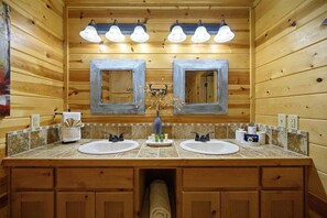 Tina, secadora de cabello, toallas, jabón 