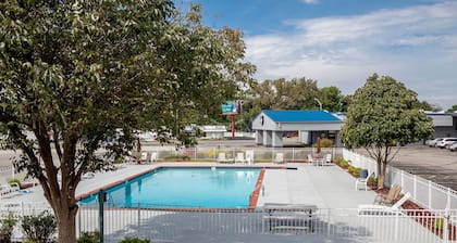 Economy Inn and Suites