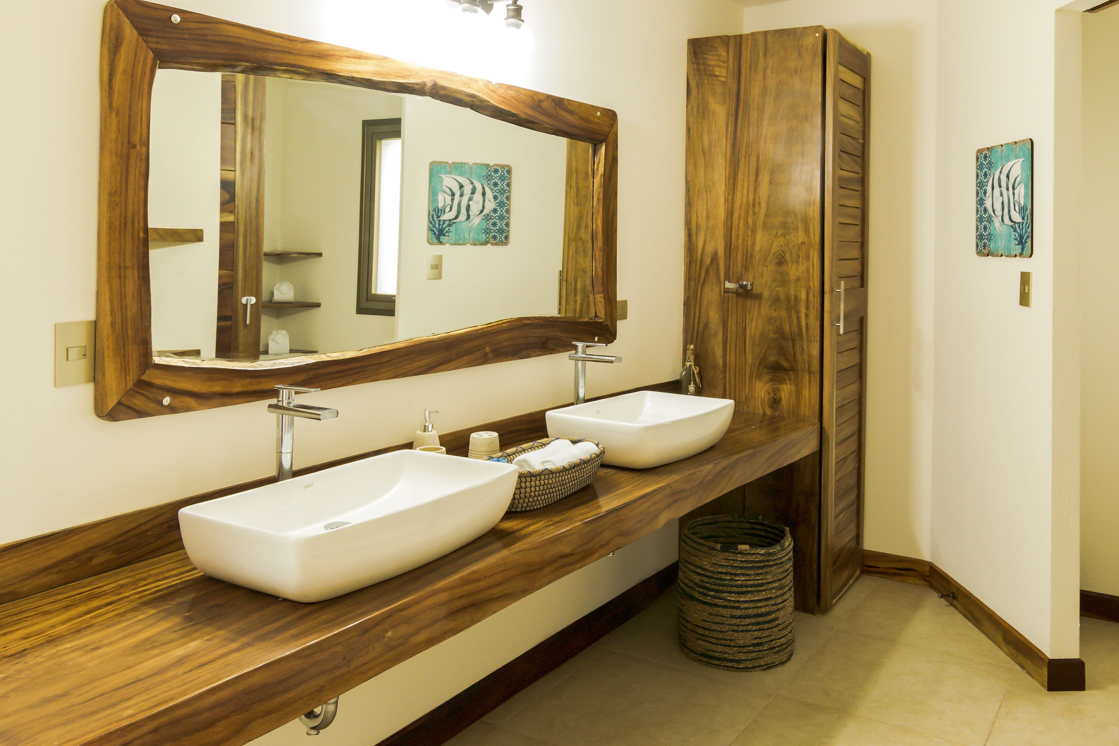 panoramic room, 1 king bed, bay view, beachfront | bathroom sink