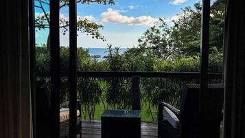 Apartamento luxo, 1 cama Queen e sofá-cama, vista para o mar, de frente para a praia | Terraço/pátio