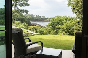 Appartement Deluxe, 1 grand lit et 1 canapé-lit, vue sur la mer, en face de la plage | Vue sur l’eau