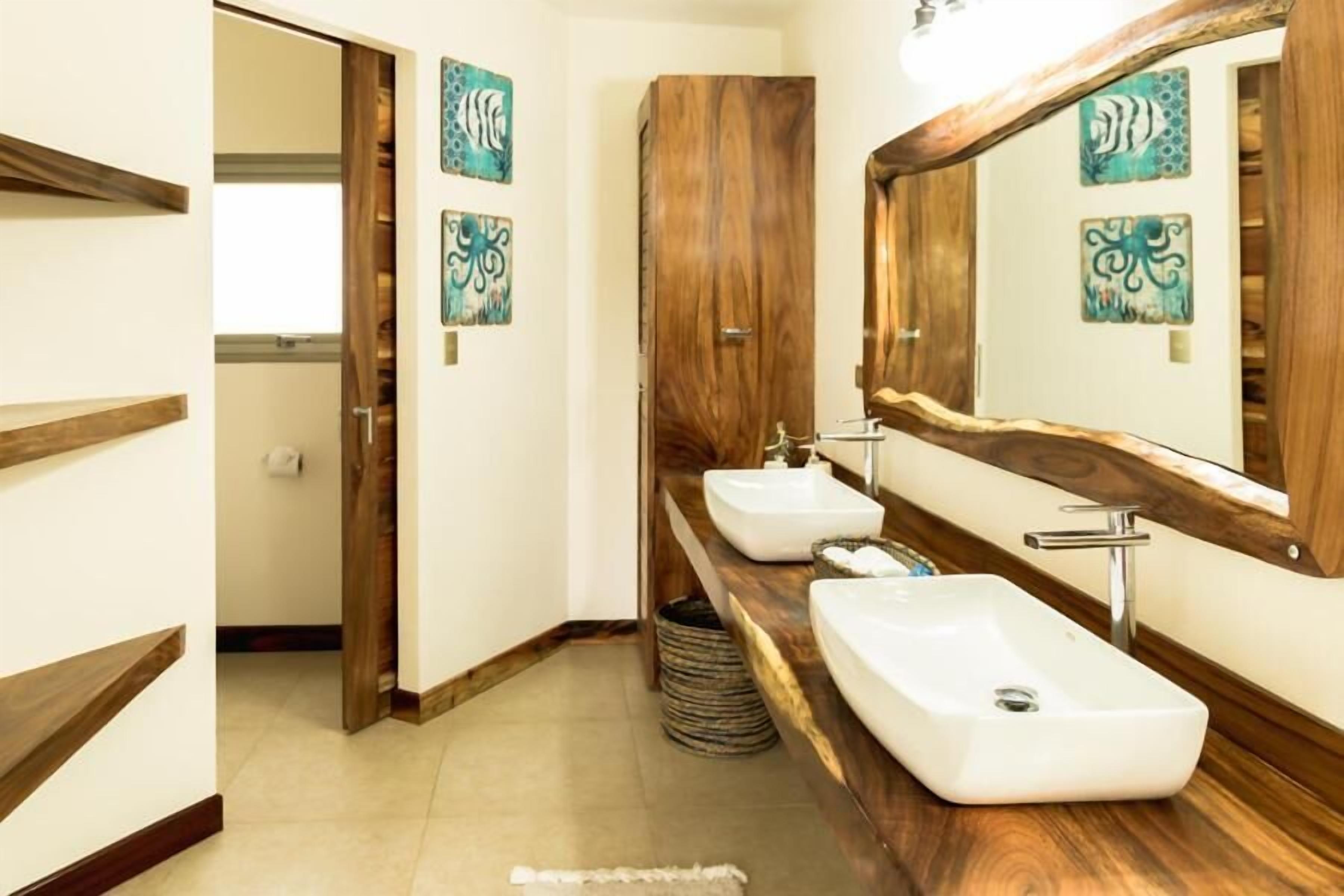 panoramic room, 1 king bed, bay view, beachfront | bathroom | shower, towels