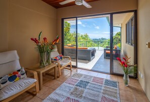 Smart TV, books, stereo - REMODELLED! NATURE LOVERS DREAM-OCEAN VIEW-WILDLIFE GARDEN-PRIVATE POOL (Quepos)
