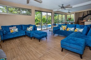 Smart TV, books, stereo - REMODELLED! NATURE LOVERS DREAM-OCEAN VIEW-WILDLIFE GARDEN-PRIVATE POOL (Quepos)