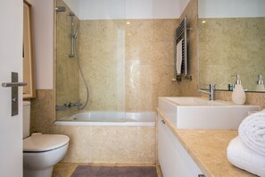 Chuveiro/banheira combinados, secador de cabelo, toalhas de banho 