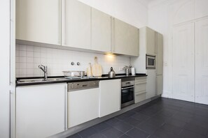 Frigorifero, microonde, forno, piano cottura