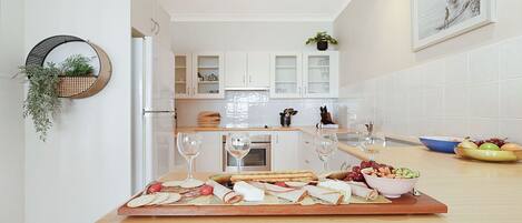 ثلاجة، ميكروويف، فرن، موقد طهي مسطح