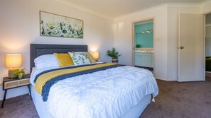 4 habitaciones, tabla de planchar con plancha, wifi y ropa de cama 